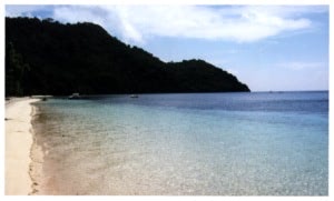 Einsamer Strand mit Hausriff des Selayar Dive Resorts