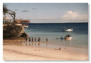 Bira Beach - Felsen und Sandstrand