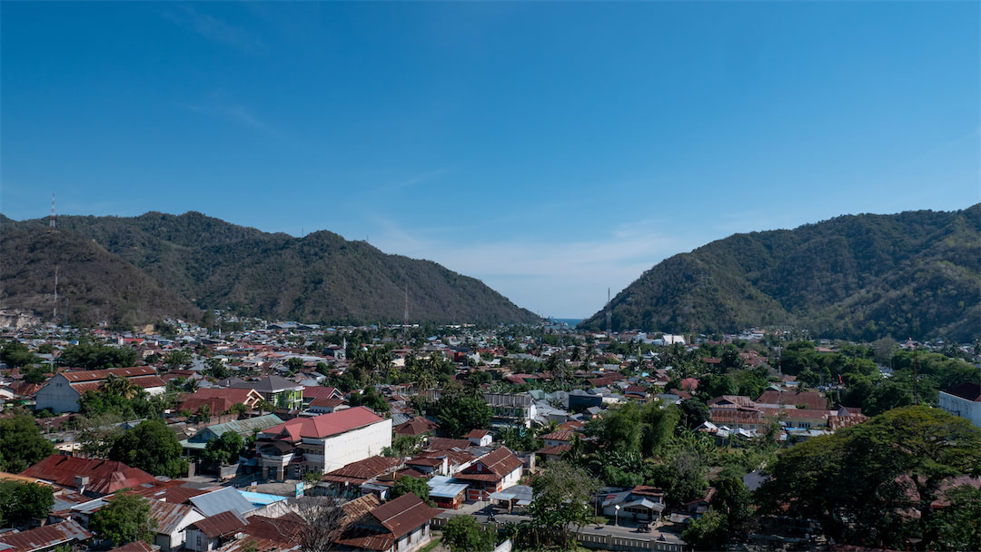 Blick auf Gorontalo von der Dachterrasse des Grand Q Hotels