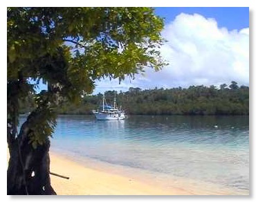 Tauchschiff in Bucht vor Bangka, Indonesien