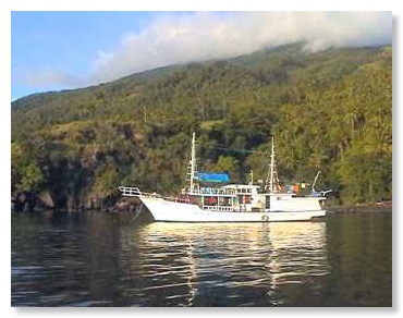 Tauchschiff vor Siau, Indonesien