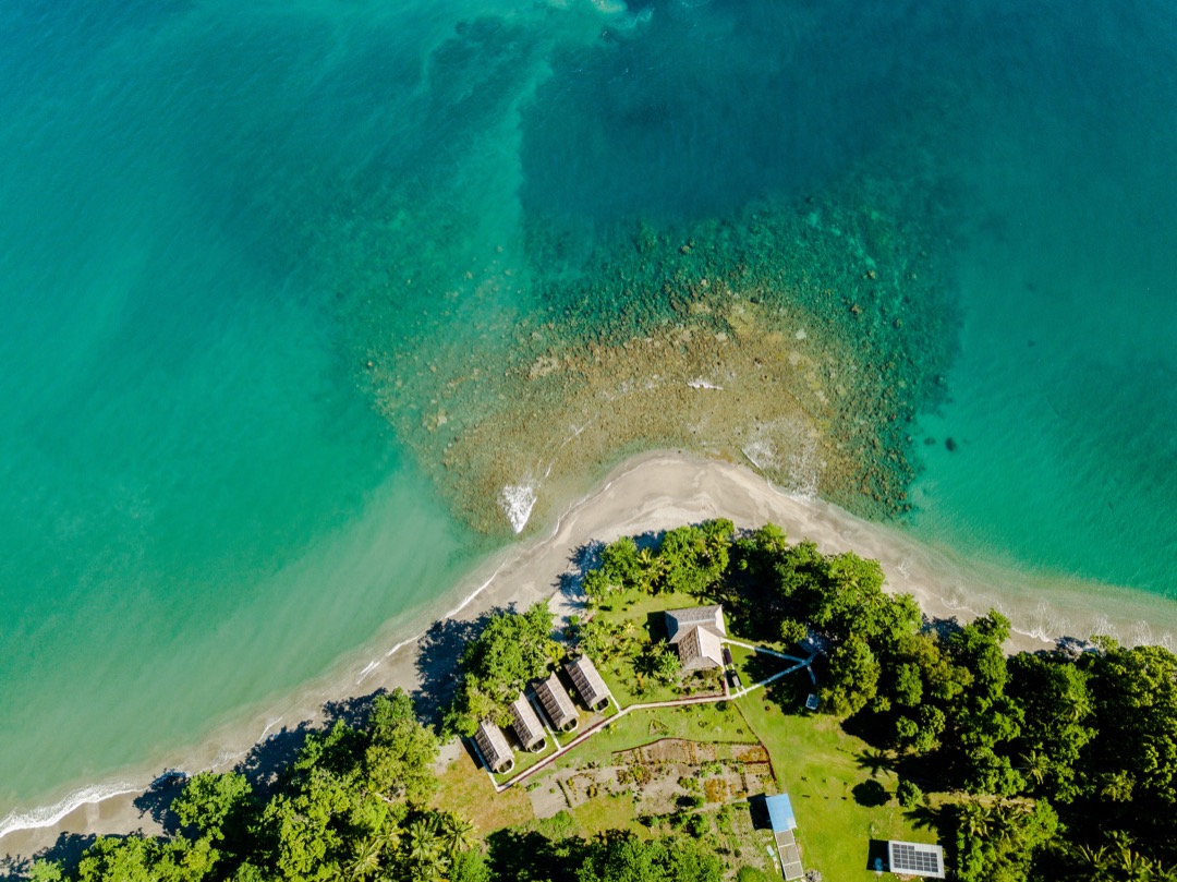 Nakaela Lodge with house reef