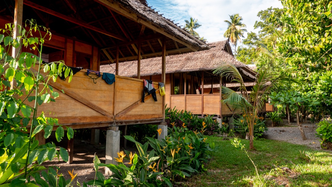 Nakaela Lodge. Bungalows with big verandas