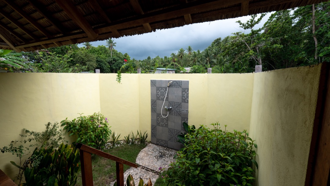 Nakaela Lodge. Dusche im Freien