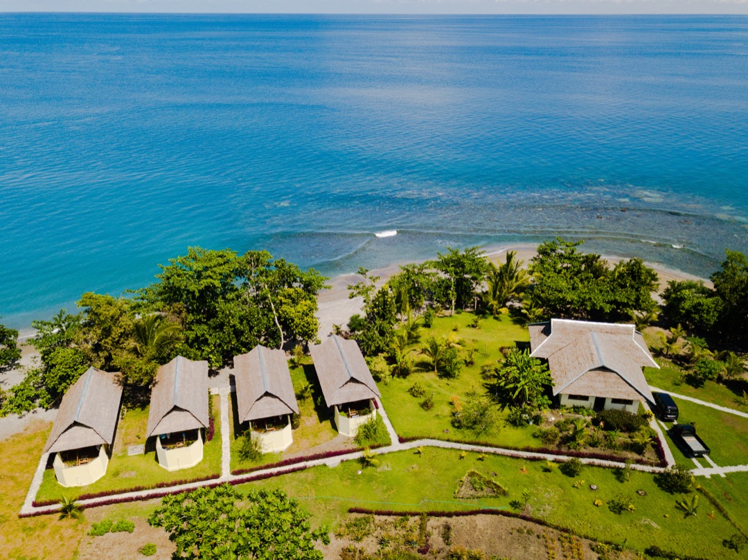 Nakaela Lodge. Blick auf Anlage und Strand