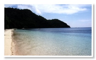 Strand in der Nähe des Selayar Dive Resorts