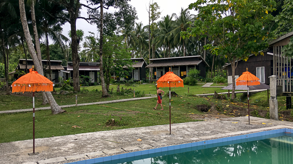 Sanctum Una Una View on Bungalows and Pool