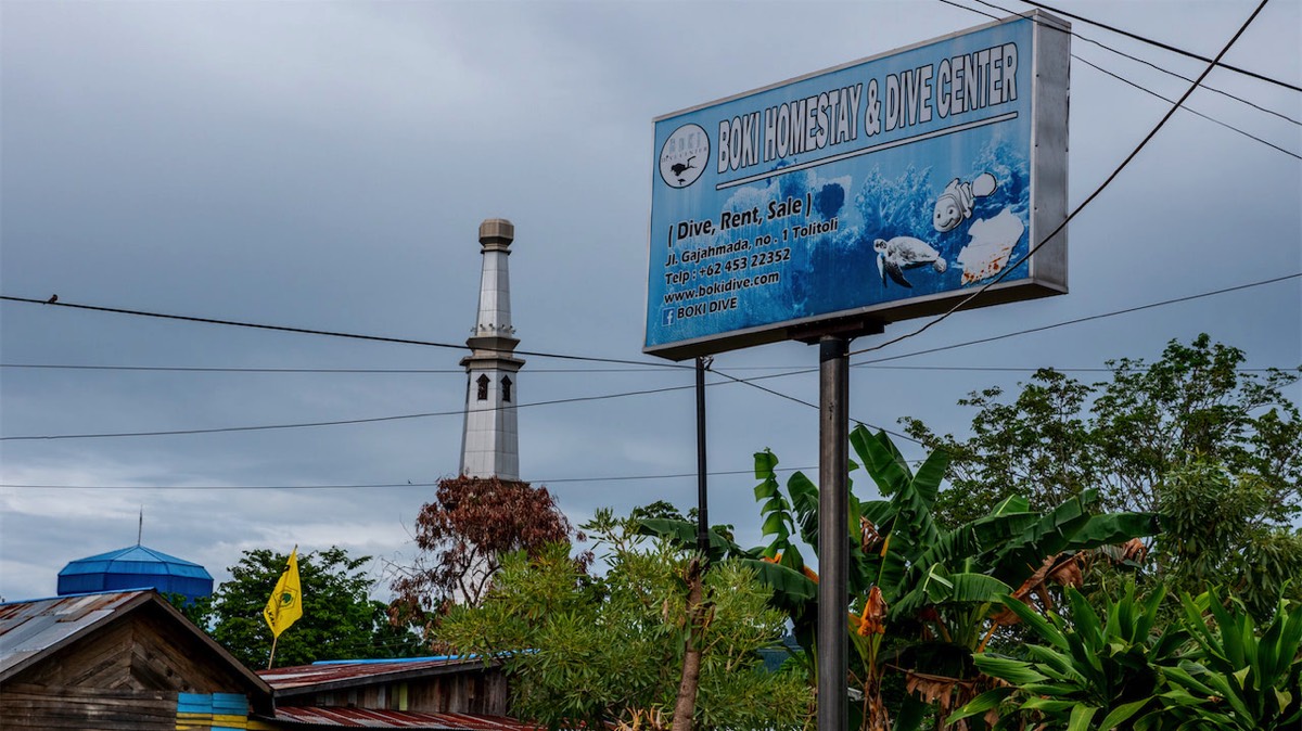 Bokidive Schild mit Moschee im Hintergrund
